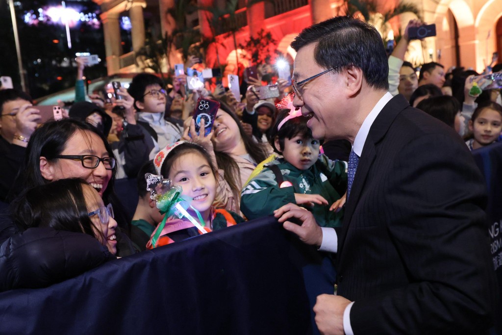 李家超出席中環遮打道行人專用區出席跨年倒數活動。李家超fb