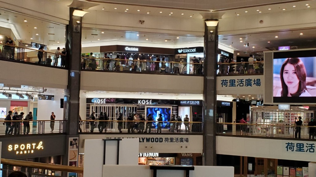 商場有人群聚集。