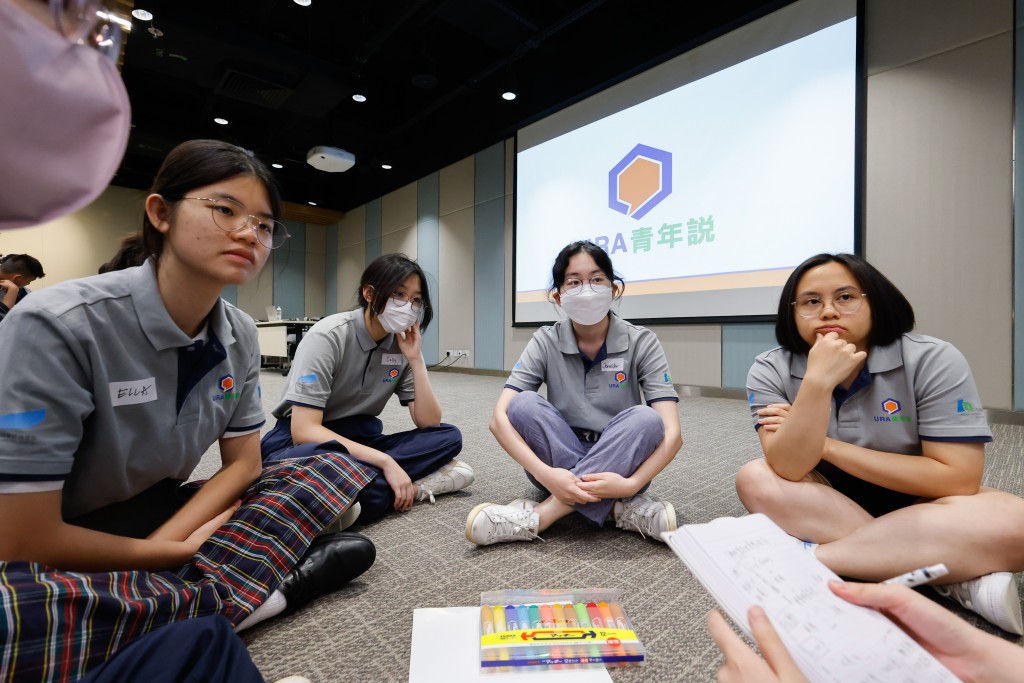 學員何雅儀（左一）及丁婧艷（右二）自小在新市鎮長大，考察過失修舊樓後被實況所震撼，明白到樓宇復修的重要性。