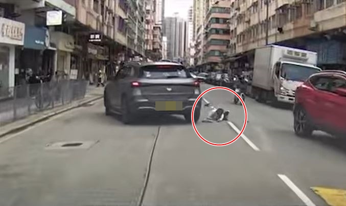 婦人倒地後一度撐起身待救。fb車cam L（香港群組）影片截圖