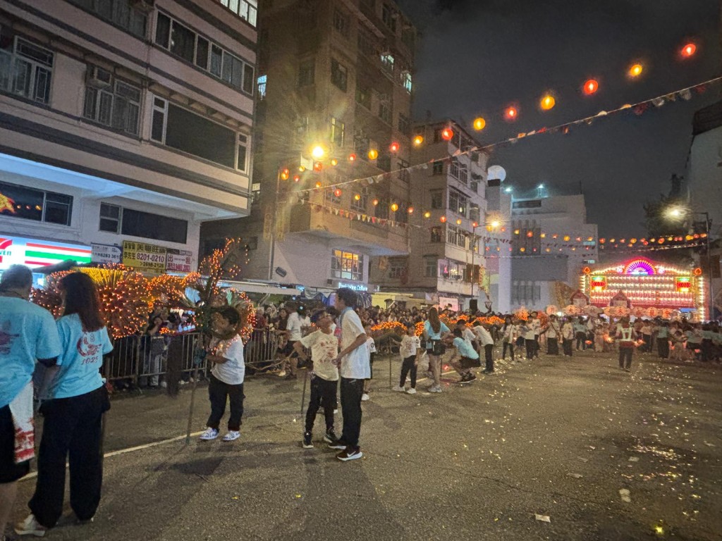火舞點睛後由蓮花宮出發。郭穎彤攝