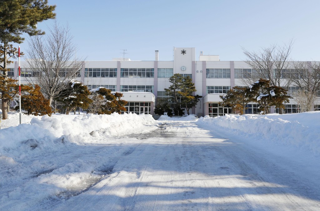 冬天时，大雪覆盖北海道的学校。(新华社)