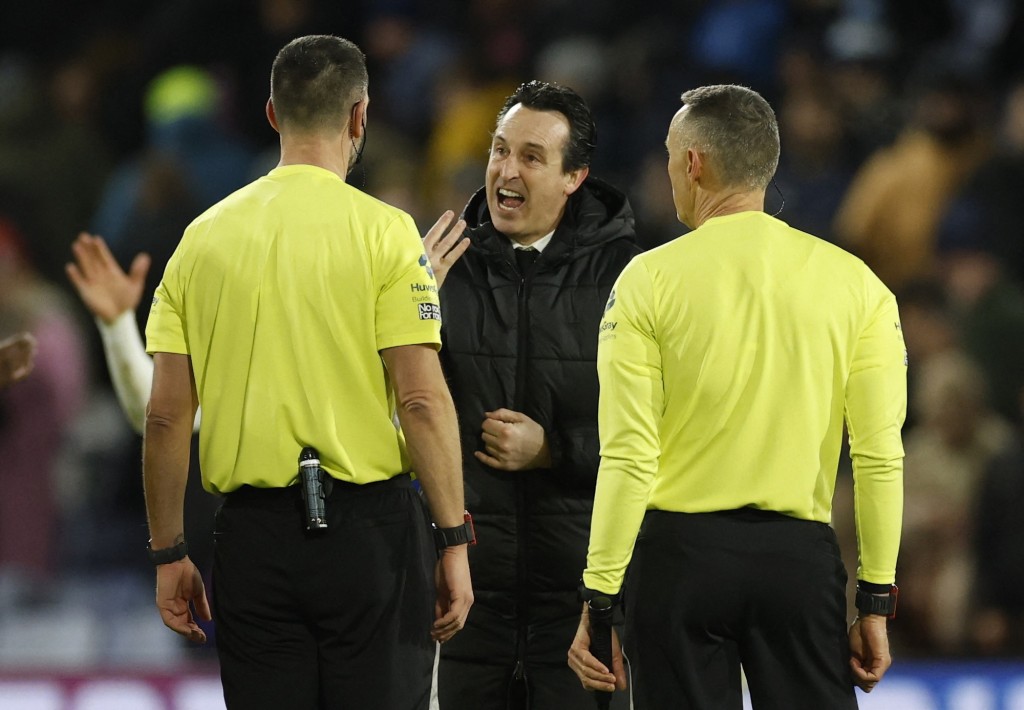 艾馬利賽後與球證理論。路透社