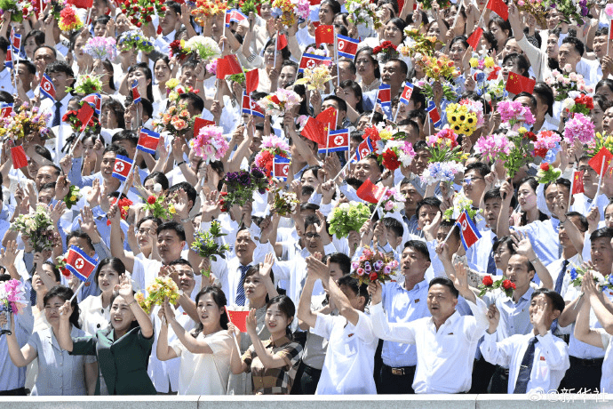 國家主席習近平乘專機抵達平壤,開始對朝鮮進行國事訪問。朝鮮民眾自發在道路兩旁揮手歡迎習近平到訪。 新華社 國家主席習近平乘專機抵達平壤,開始對朝鮮進行國事訪問。朝鮮民眾自發在道路兩旁揮手歡迎習近平到訪。 新華社