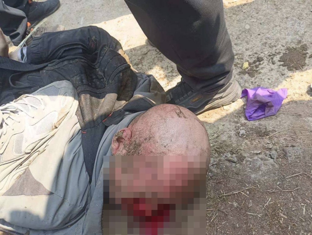 铲泥车司机被民众拖出暴打。Ｘ