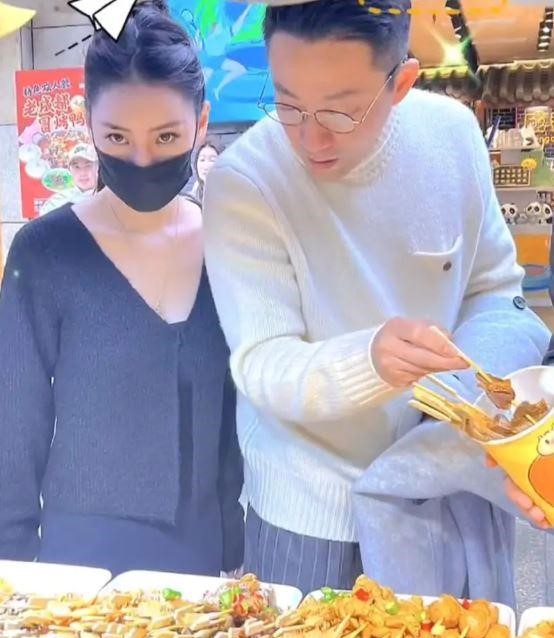 汪小菲和新欢台湾网红Mandy（左）多次被拍得行街拍拖。