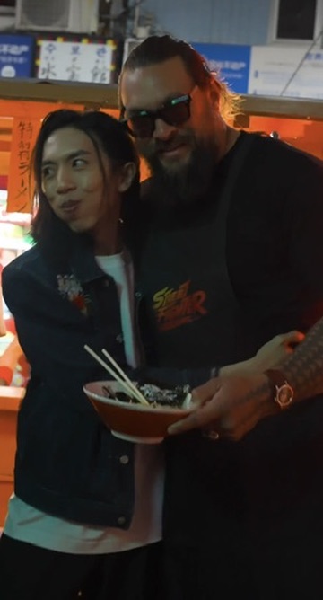 積遜莫瑪餵達哥食拉麵。