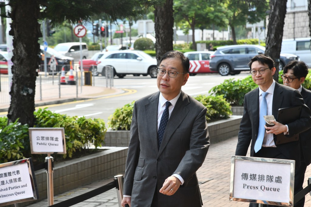 代表獨立委員會的資深大律師杜淦堃表示，法團曾設立「宏福苑大維修監察組」WhatsApp群組，居民可經主席及委員批准後加入。何健勇攝