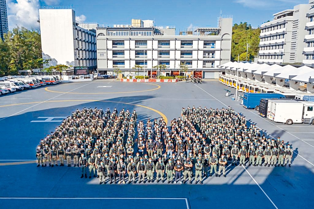 四百防暴警大合照已采取充足防疫措施。