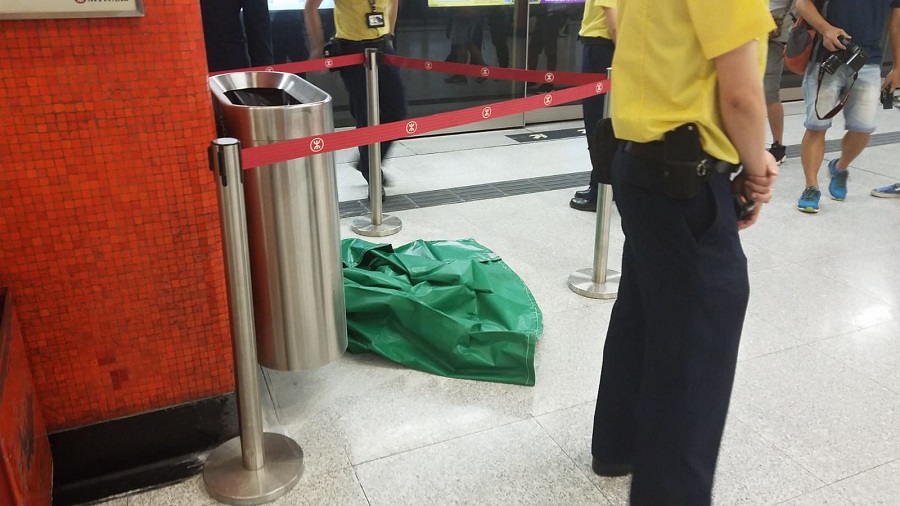 港鐵職員圍起涉事起火物件。