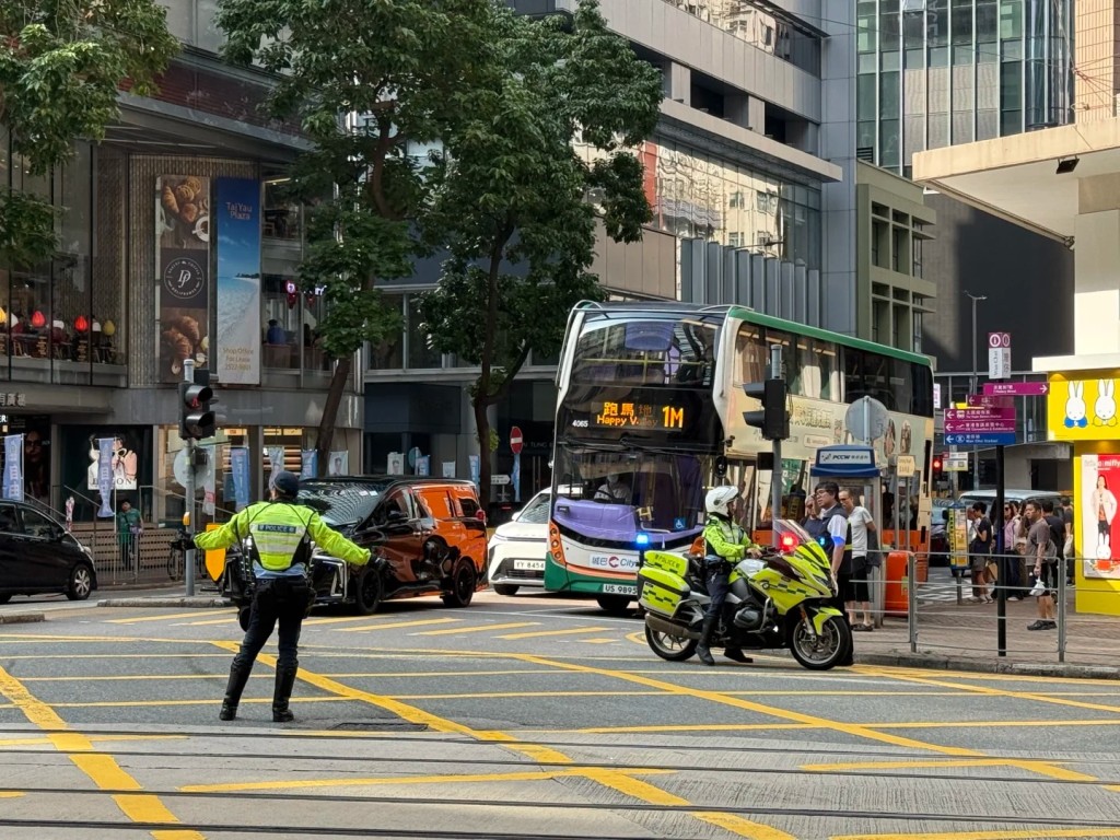 有警員到場維持交通。tt想搞錢@「小紅書」圖片 有警員到場維持交通。tt想搞錢@「小紅書」圖片