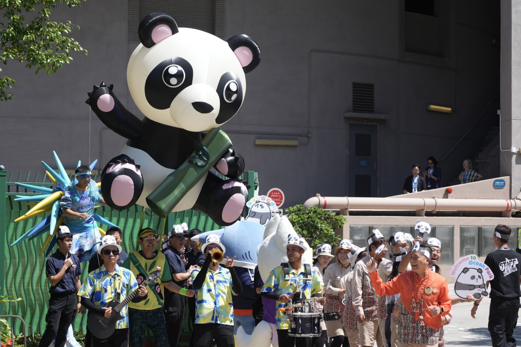 海洋公園門外有盛大歡迎儀式。歐樂年攝