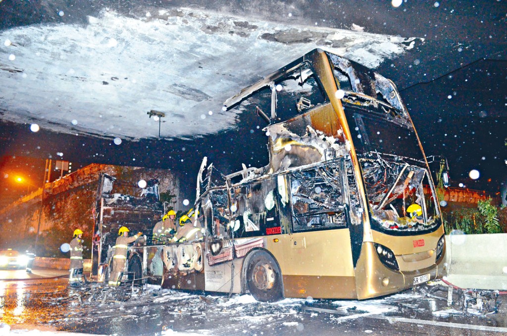 九巴起火燒通頂，只剩下一堆廢鐵。