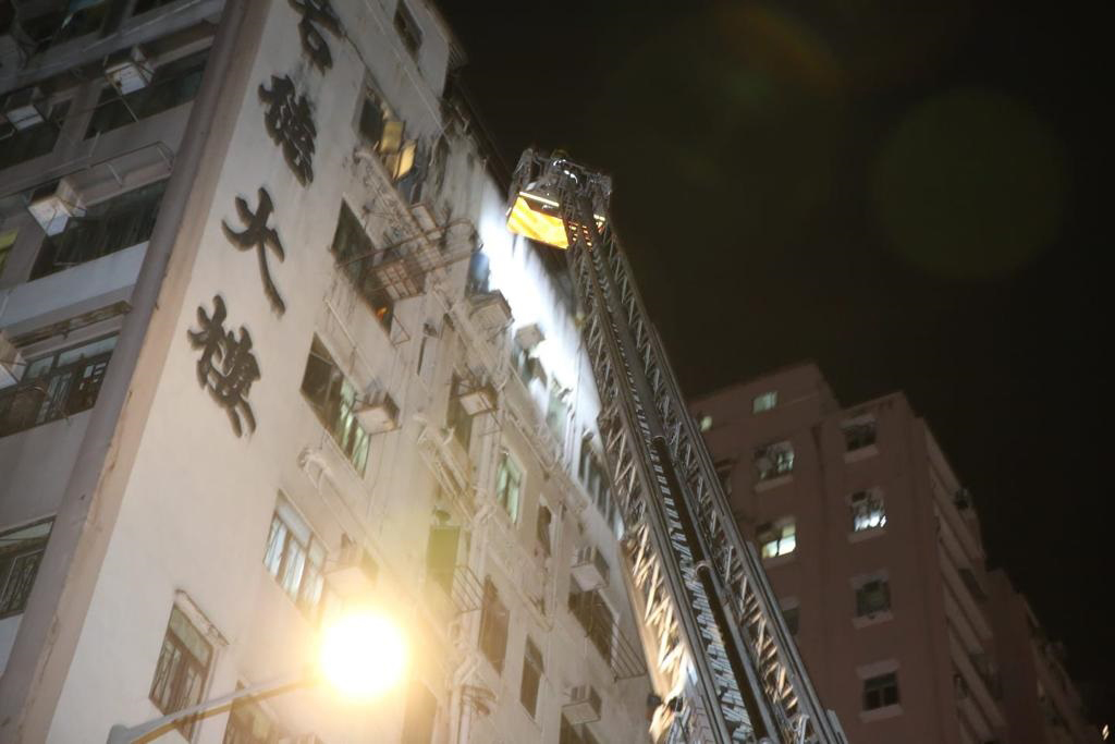 消防到場架起雲梯，救出尚未下樓的居民。李家傑攝