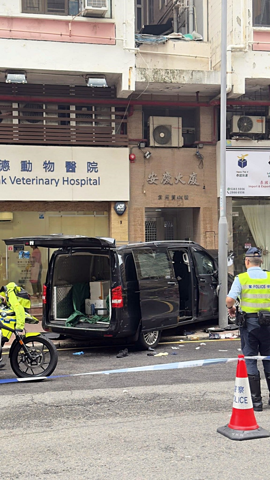 客貨車失控剷上行人路。fb:To Kwa Wan 土瓜灣之友 客貨車失控剷上行人路。fb:To Kwa Wan 土瓜灣之友