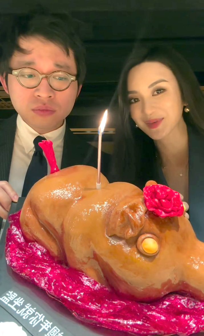 裕美为林作庆祝拍拖周年，乳猪蛋糕竟写上「5周年你就坐监」。 ​
