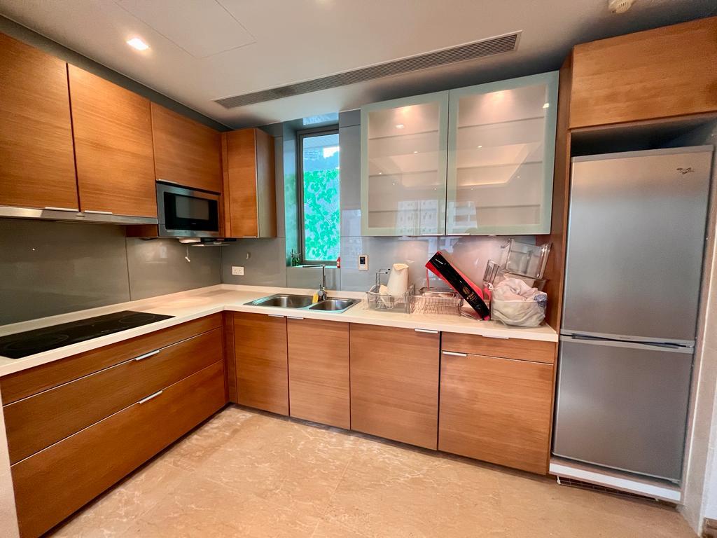開放式廚房以L形設計，上下廚櫃方便擺放廚具。