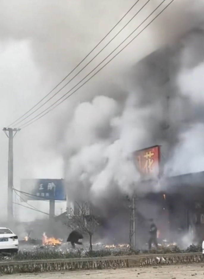 湖北宜城一家煙花爆竹店初二起火，造成12人死亡。