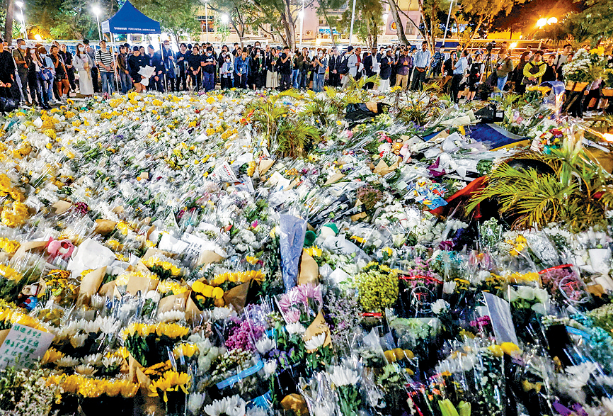 有部分市民經常於災場附近徘徊、獻花這些行為可能是壓力心理反應。