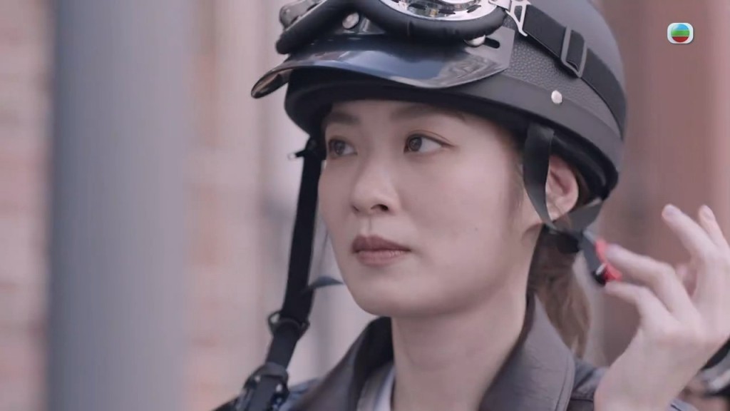 向來予人溫文柔弱的蔡潔，昨晚一集身穿型格皮褸，駕着電單車霸氣登場。