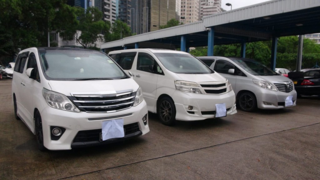 被扣查的三輛中港白牌車。林思明攝