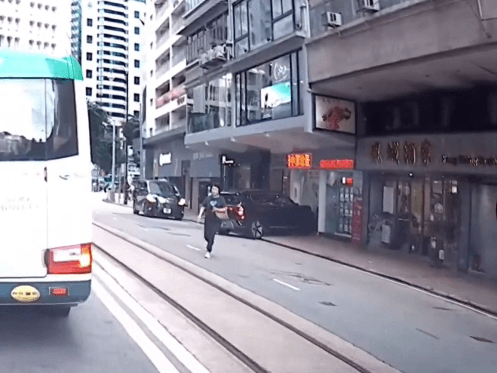 私家車高速撞入地產舖。FB：車Cam L（香港群組）
