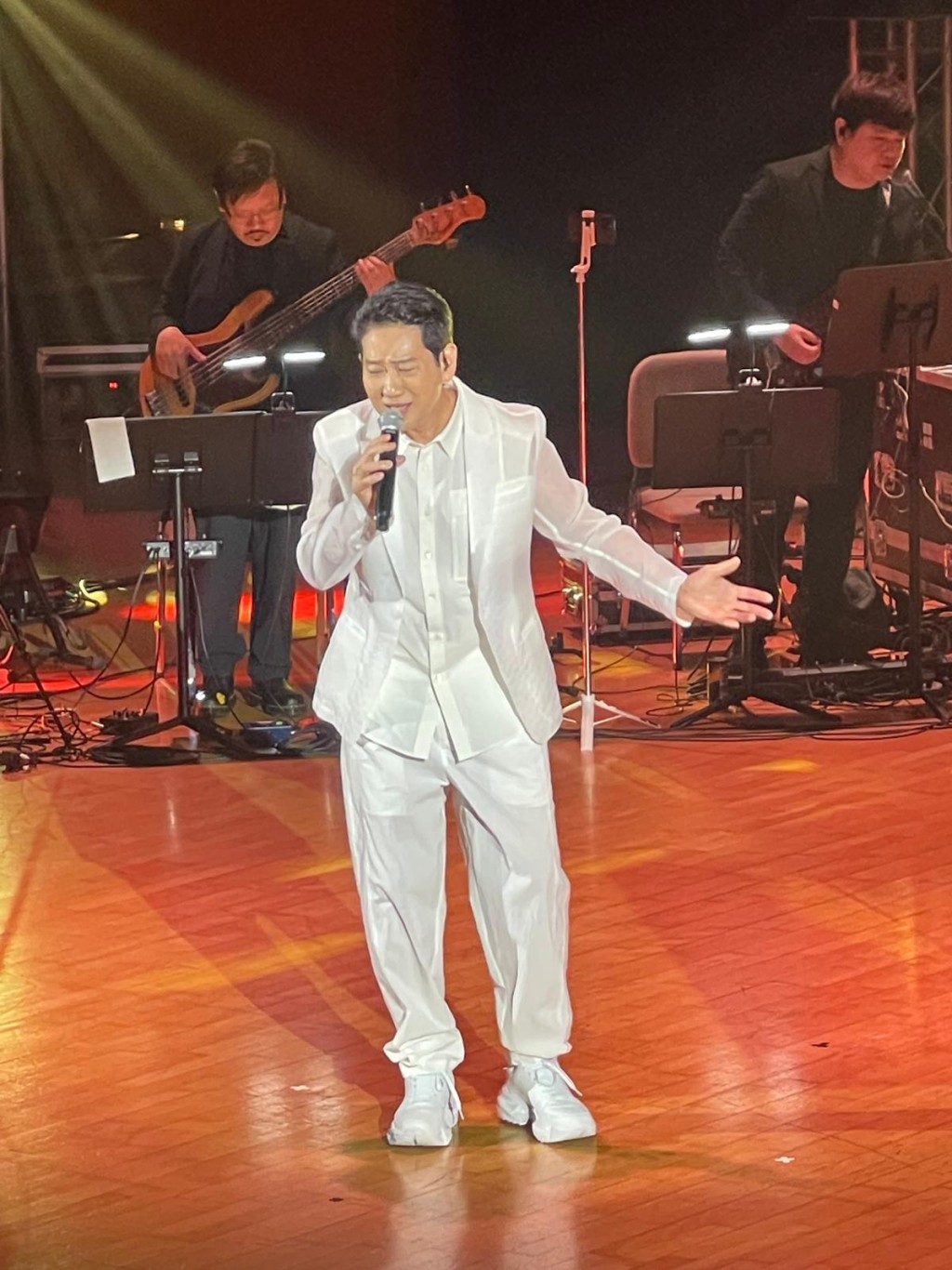 杨立门演唱多首中西名曲。