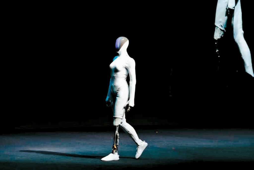 机械人IRON脚部被剪开，展示内部结构。