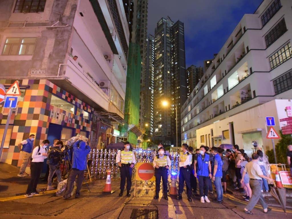 政府晚上7時30分圍封上環尚賢居，要求居民接受強制檢測。