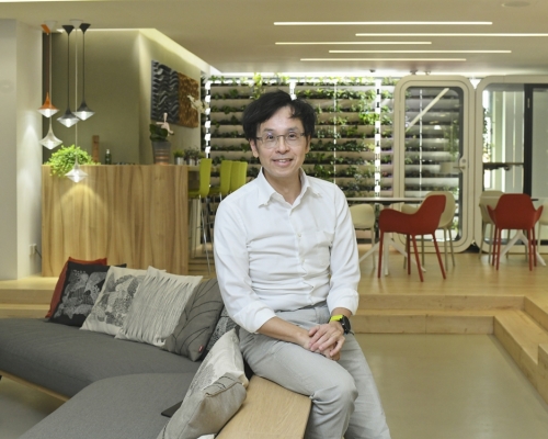 李仲明入行三十年，他期望藉保育建築說當代故事。