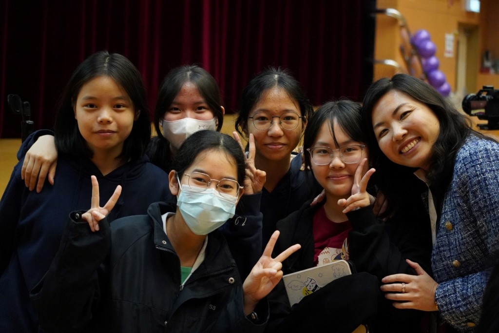 我们以正面管教为基石，鼓励学生打破舒适圈。初中生通过班级共建，建立归属感；高中生则获高度自主权，策划参与街舞、沙画等活动。（作者提供）