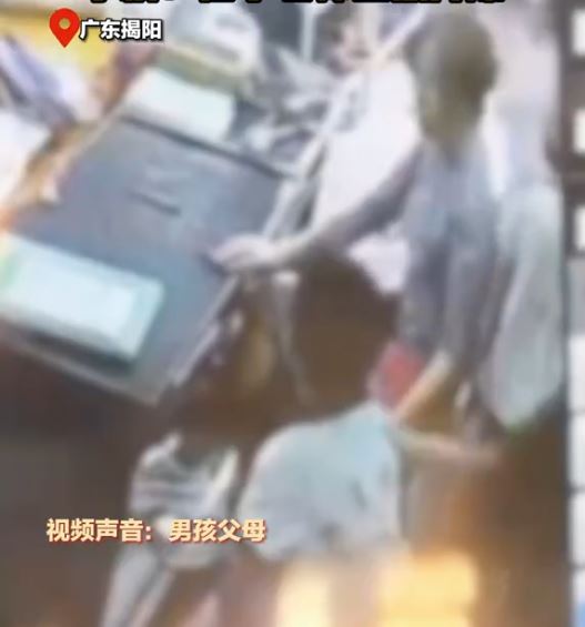 监控片段显示，坐着的女教师捉著男生，要全班26人轮流拍打该男生。