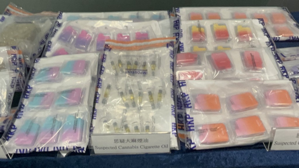 警方檢獲大批CBD產品，包括大麻朱古力、大麻精油、大麻煙油、大麻糖等。楊偉亨攝