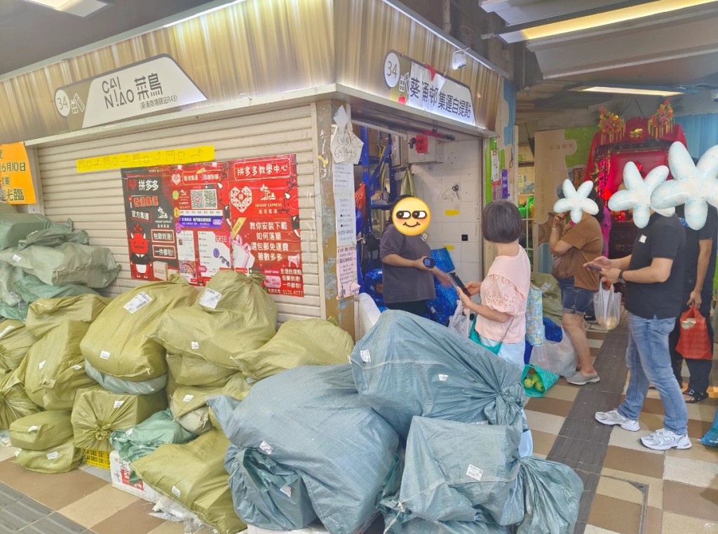 職員找件如尋寶。網上圖片 職員找件如尋寶。網上圖片