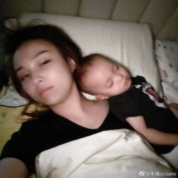 囝囝倚在媽咪身旁，真是睡得很甜。