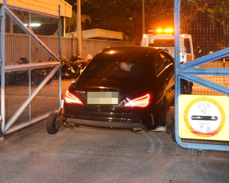 私家車被拖往中心扣查。丁志雄攝