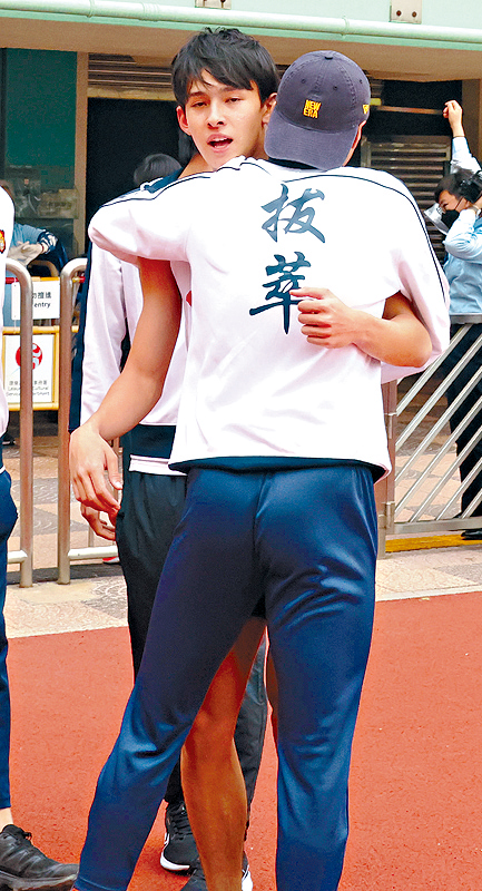 吳君浩破紀錄後，隊友即時上前擁抱恭賀。