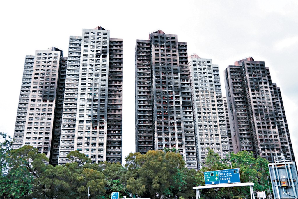 政府陸續向宏福苑A至H座業主發出收購建議信件，若業主明日仍未收到信件，或此前未曾向房屋局解說專隊提供聯絡資料，可致電政府為宏福苑長遠居住安排設立的熱線2129 8133查詢。