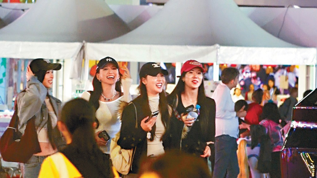 （左起）阿妹、Carina、坂部佩莎、TANIA四位高妹密谋组成「九头身」限定新女团。