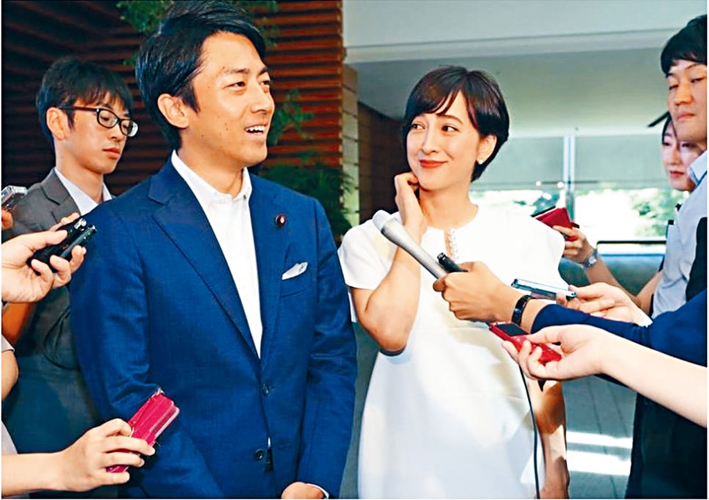 小泉進次郎昨日宣布與日著名主播瀧川Christel奉子成婚，二人在首相官邸外見記者。