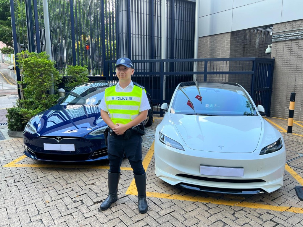 警方截獲2輛Tesla白牌車。