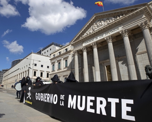 西班牙國會表決過安樂死合法化，有反對議案示威者集會。AP圖