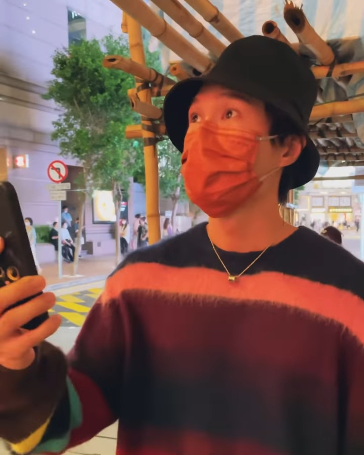抬頭一看,Hubert便見到大廣告。
