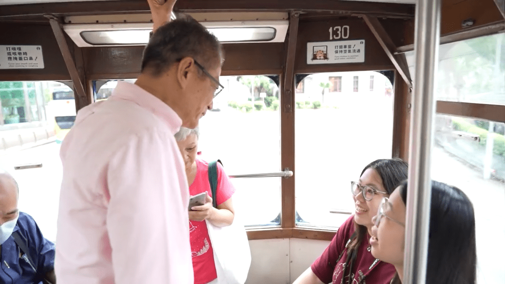陳茂波在電車上與市民遊客傾談。影片截圖