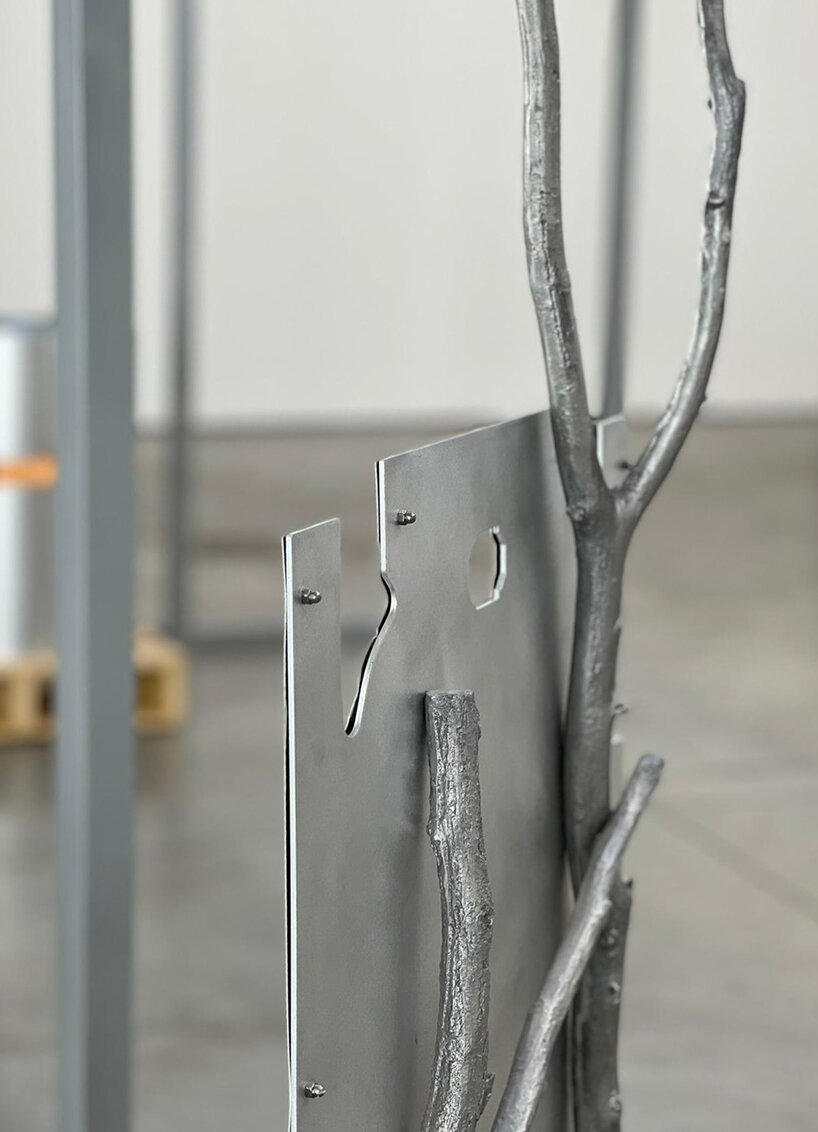 除了Rimowa行李箱的鋁板，更加入樹枝作為椅子主要材料。