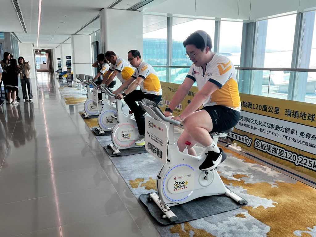 「善德永明耀香港」駐香港國際航空學院参與平台供機場人員參與,為活動累積里數出力。 「善德永明耀香港」駐香港國際航空學院参與平台供機場人員參與,為活動累積里數出力。