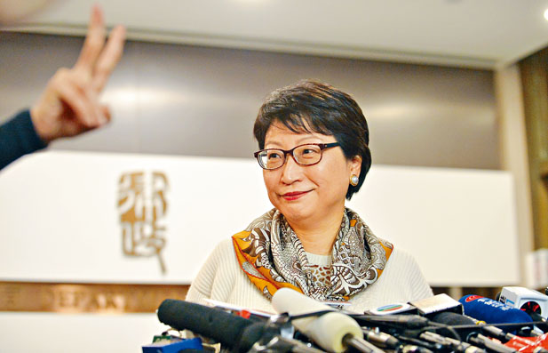 鄭若驊昨多次致歉，並指已向屋宇署提交修復方案，一獲批准即動工拆除僭建。