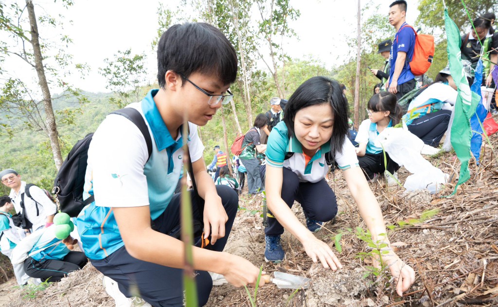 眾人親手將樹苗帶到植樹區,細心栽種到泥土之中。香港海關fb圖片 眾人親手將樹苗帶到植樹區,細心栽種到泥土之中。香港海關fb圖片