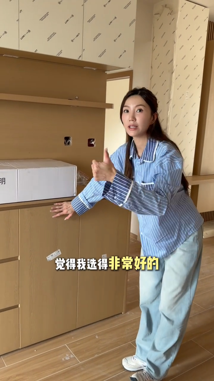 吳若希對於親自挑選的訂造櫃,感到非常滿意。 吳若希對於親自挑選的訂造櫃,感到非常滿意。