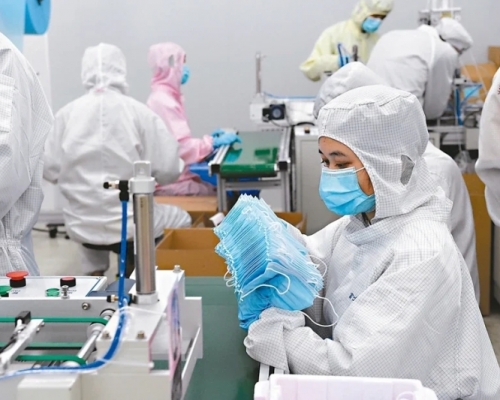 中國每天的口罩生產量,保守估計已達到了2億個。(新華社)